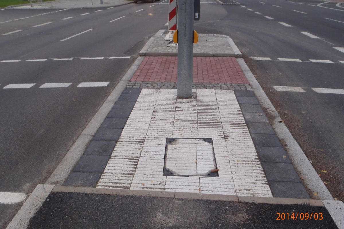 auf einer Kreuzung mit vielen Straßen ist eine extra Querungsstelle für Fußgänger damit diese die Straße ungefährdet überqueren können