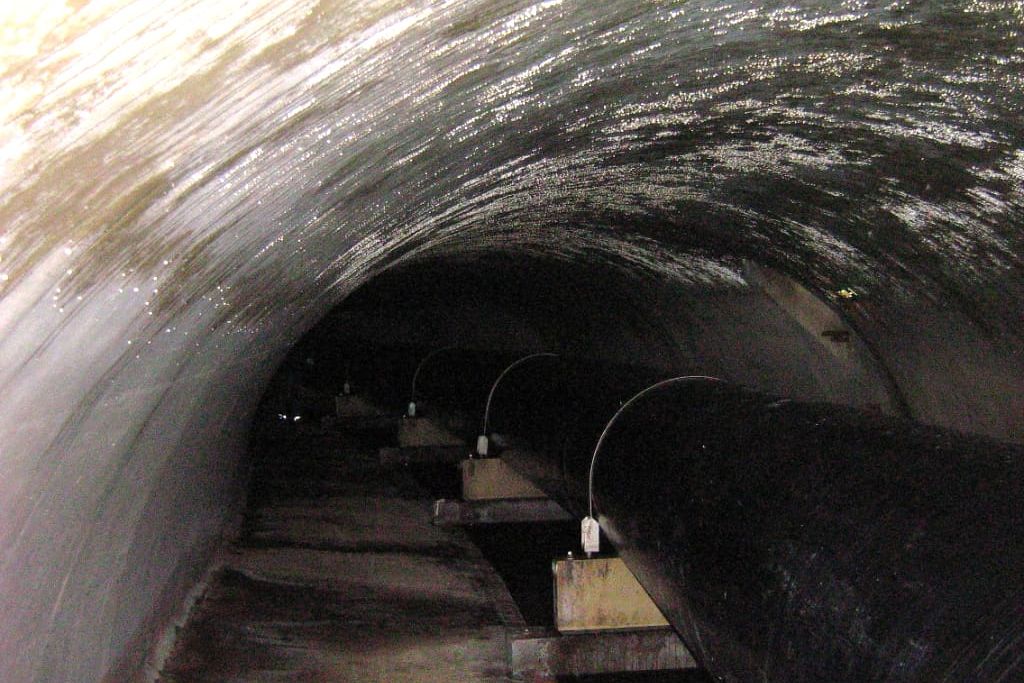 Ein Kanal welcher unterirdisch ein Rohr beherbergt