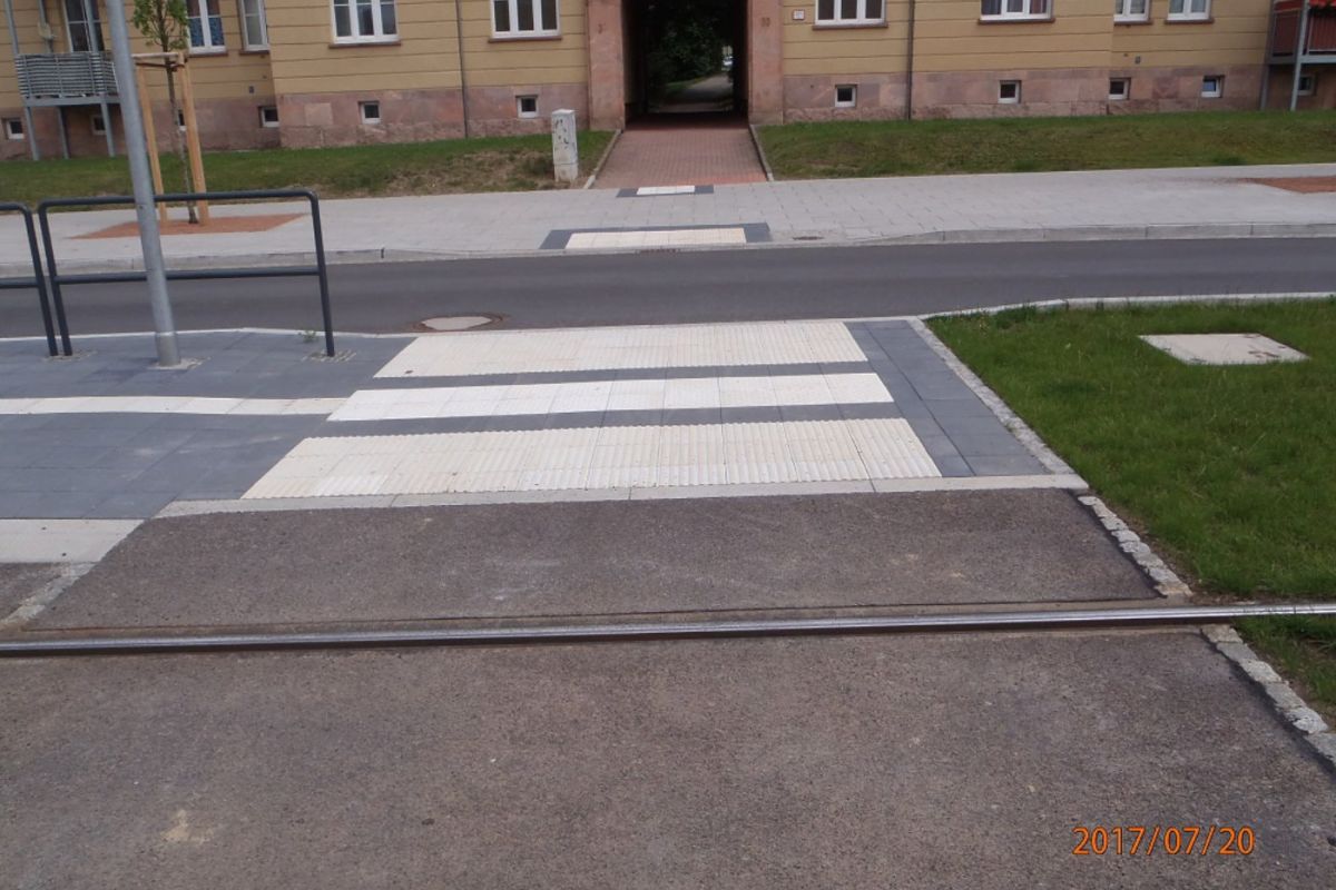 eine Querungsstelle für Fußgänger über schienen mit Leitsystem